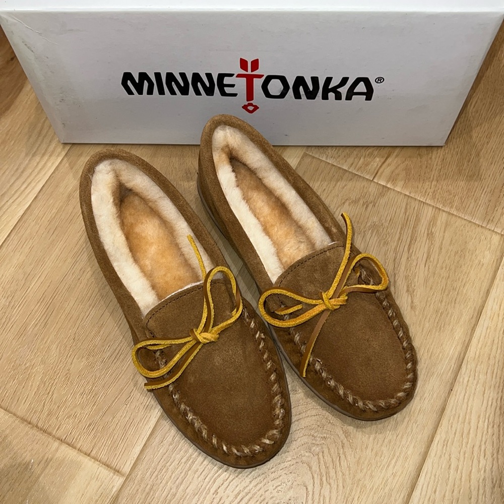NIB MINNETONKA Women's Sheepskin Hardsole Slipper 3341 US 5 or 6